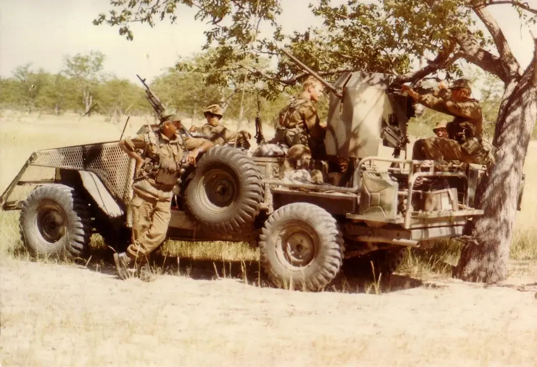 Ken Gaudet on his time in the RLI and SADF Pathfinders 2 Colonel Jan Breytenbach leaning against a Sabre, with some of his Pathfinders.